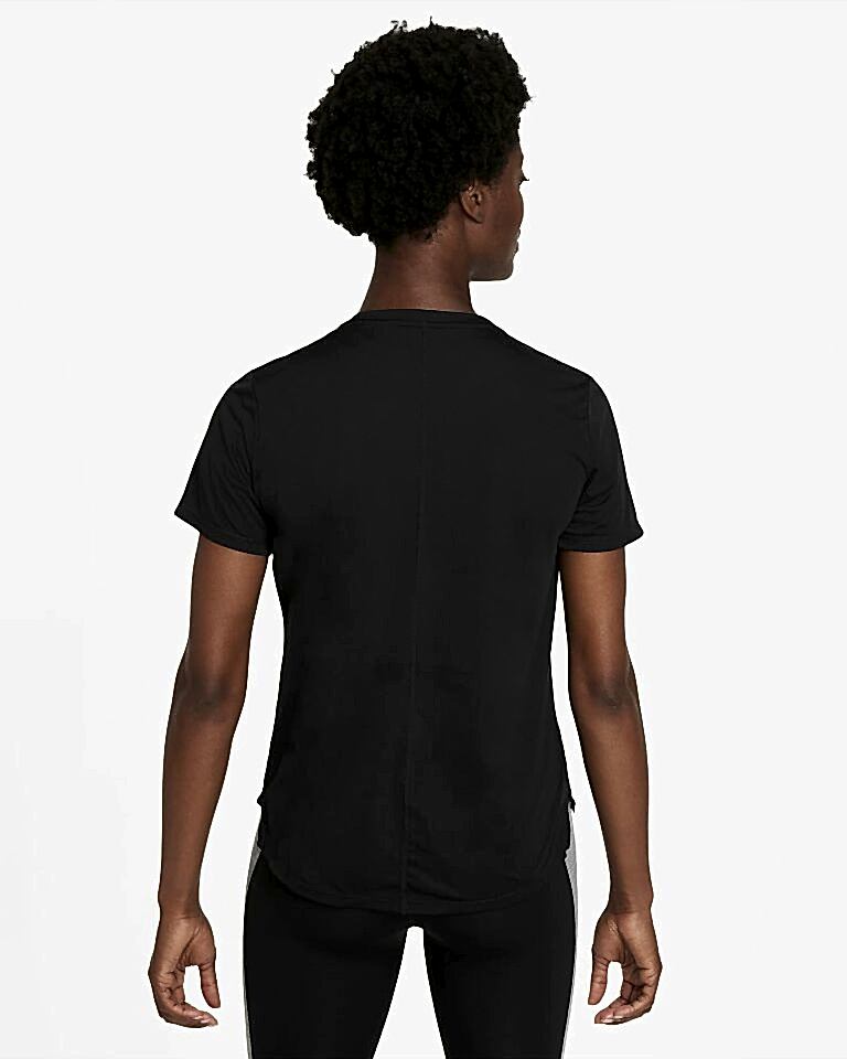 Nike Dri-Fit One Standart Kesimli Kısa Kollu Kadın Üstü